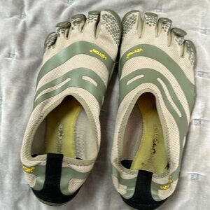 EL-X Vibram shoes in khaki/ light green